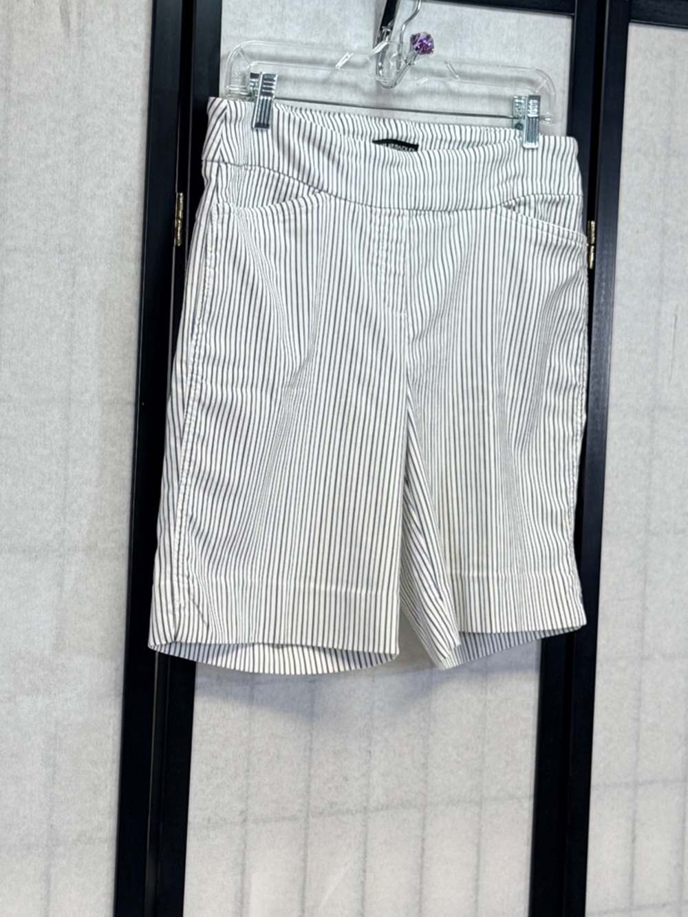 Hilary Radley Pinstripe Pull On Bermuda Shorts L Stretch White Blue - Picture 3 of 9